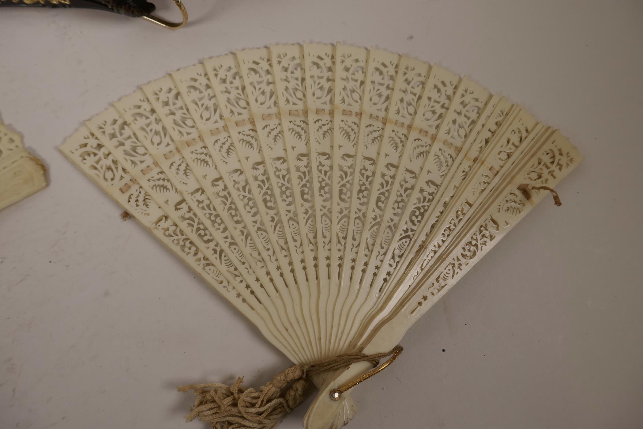 A faux tortoiseshell painted lace fan, the blade with gilt embellishments, 9½" long, a similar - Image 4 of 5