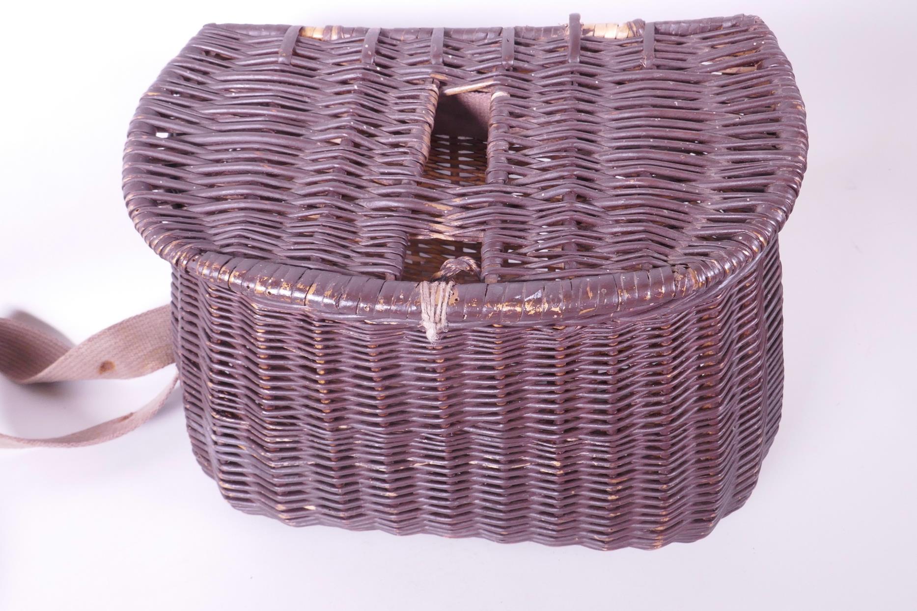 A vintage woven wicker fishing basket, 11" wide - Image 2 of 4