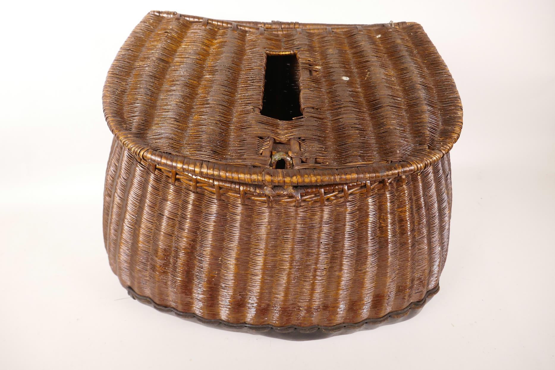 An antique woven fishing basket (creel), 13" wide - Image 4 of 4