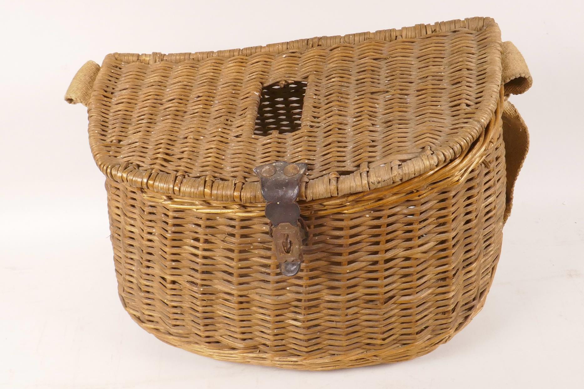 A vintage woven fishing basket/creel, 12" wide - Image 2 of 2