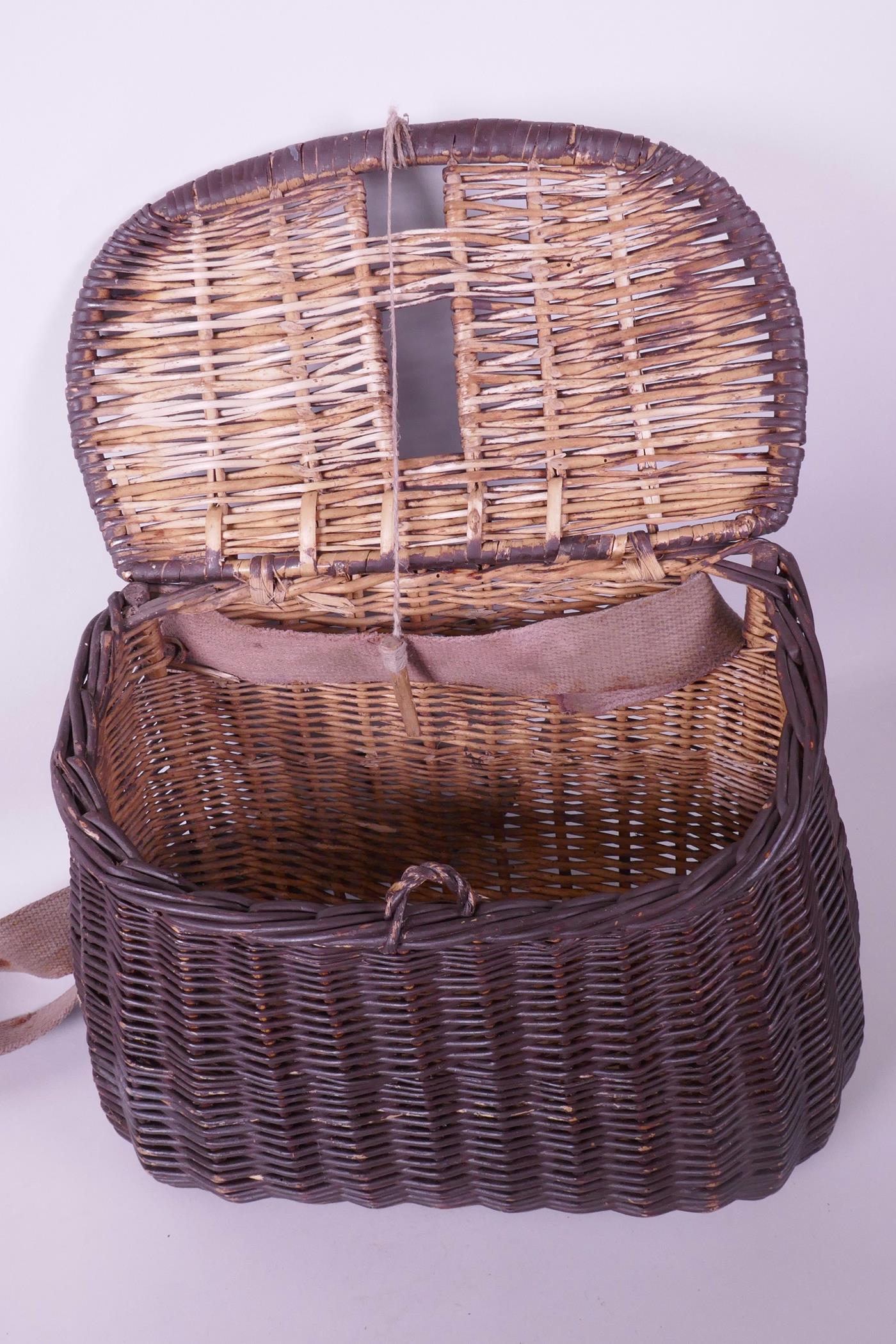 A vintage woven wicker fishing basket, 11" wide - Image 3 of 4