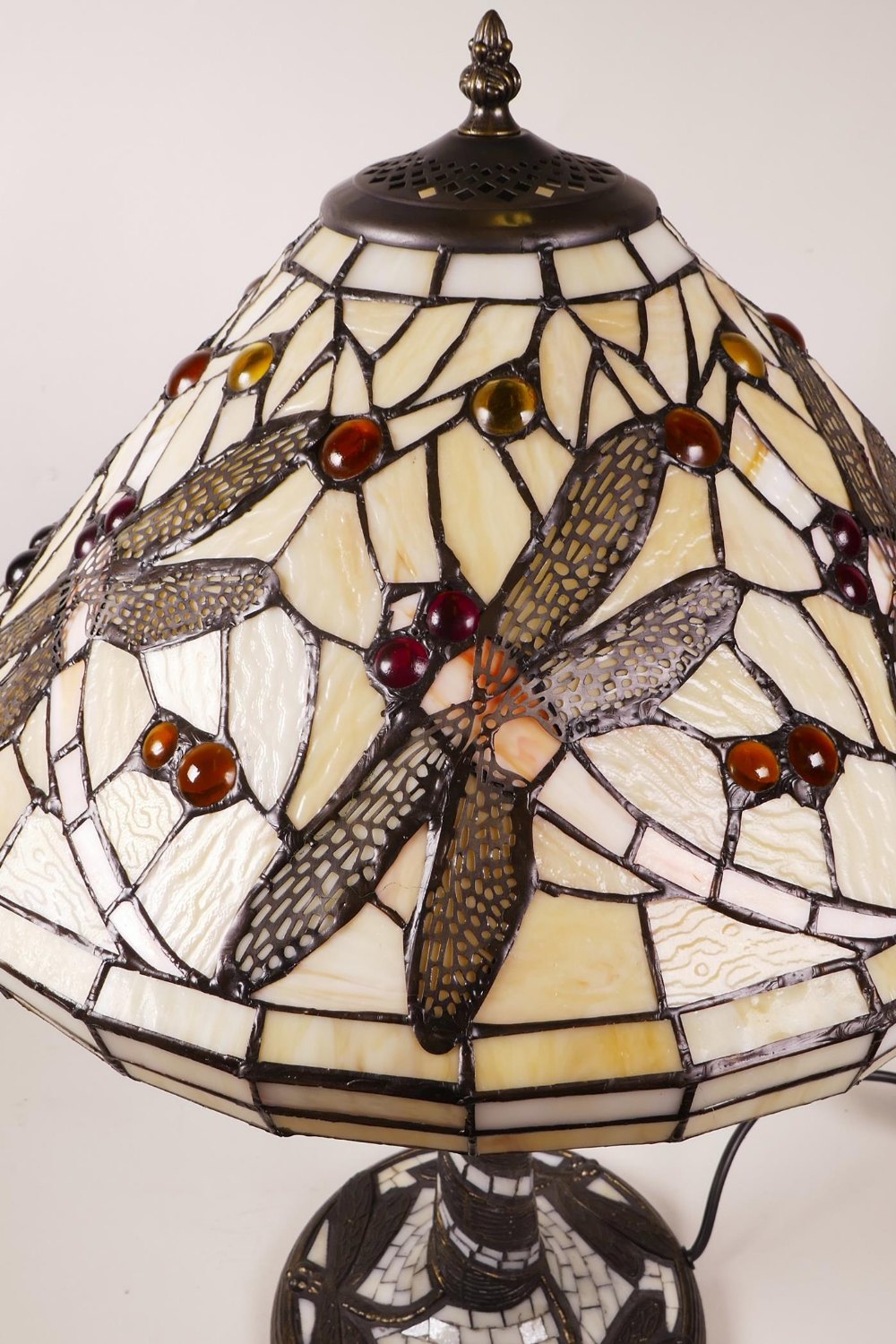 A Tiffany style table lamp with dragonfly decoration, 22½" high - Image 2 of 3