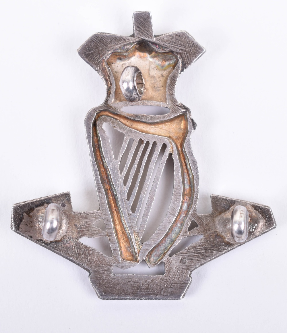 Victorian The Royal Irish Regiment Officers Silver Cap Badge - Image 2 of 2