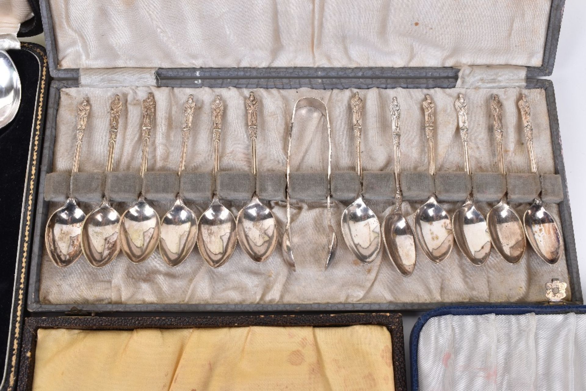 A mixed lot of boxed silver plated flatware, including a set of twelve Apostle spoons with tong, (5) - Image 5 of 10