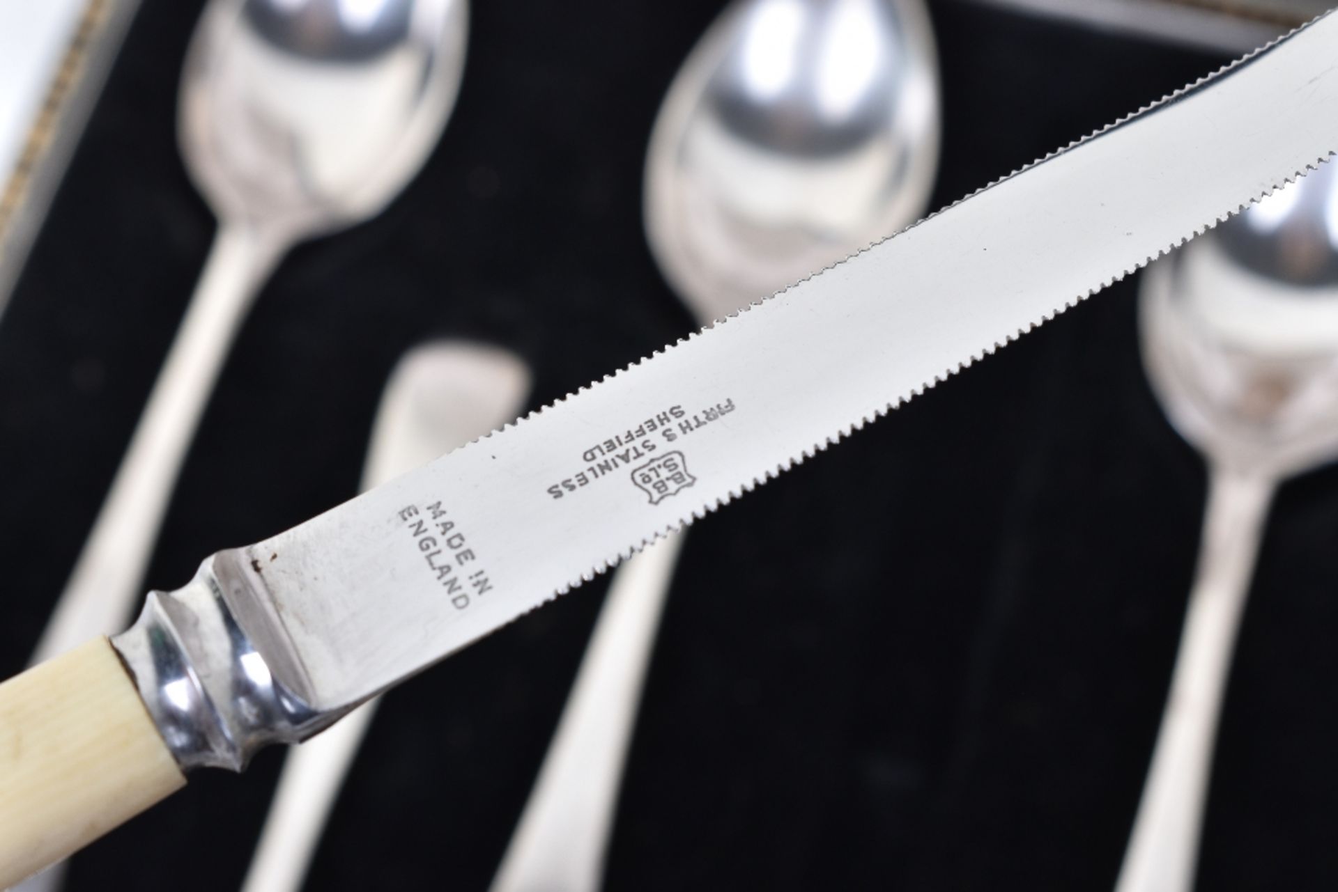 A mixed lot of boxed silver plated flatware, including a set of twelve Apostle spoons with tong, (5) - Image 7 of 10