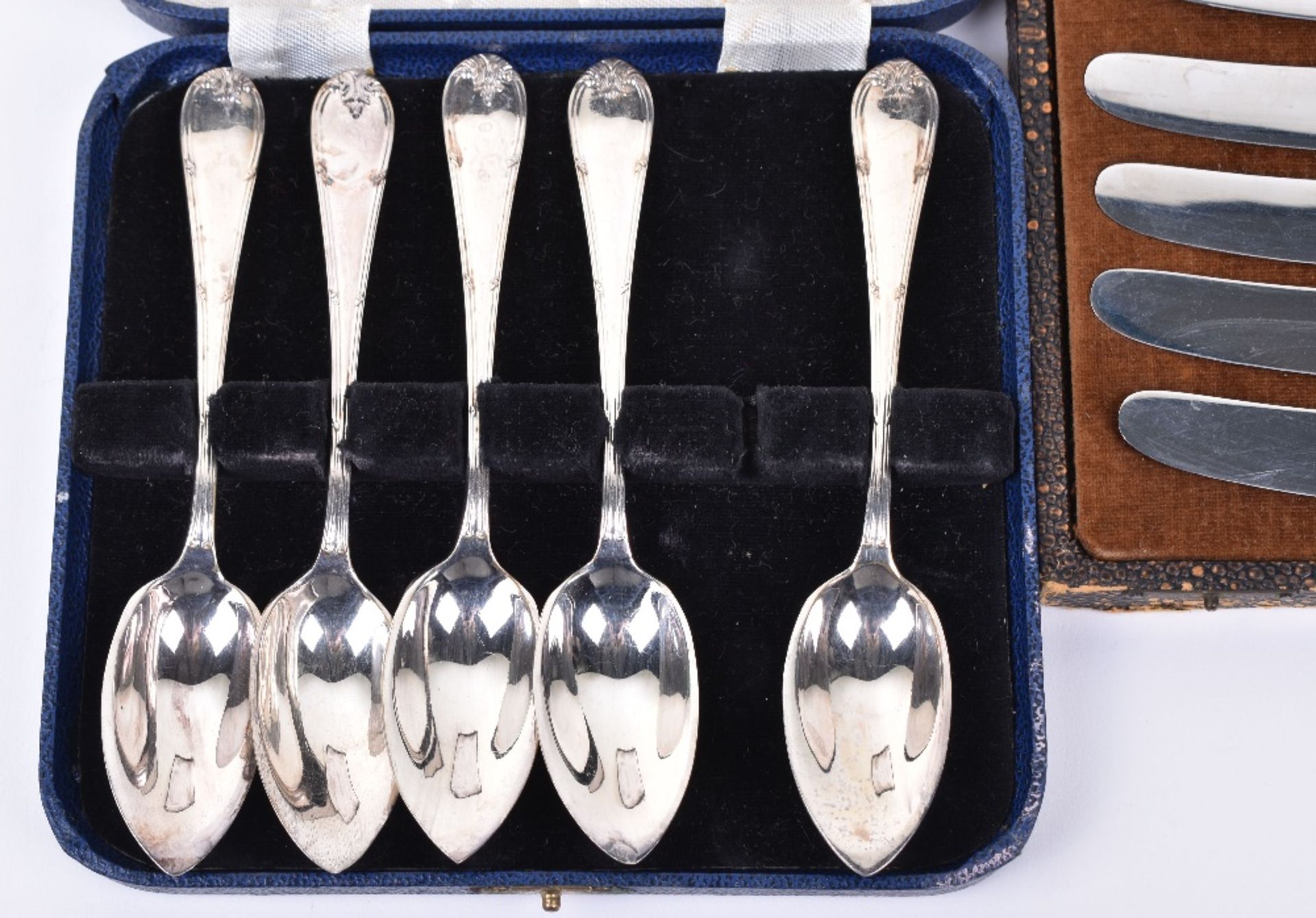 A mixed lot of boxed silver plated flatware, including a set of twelve Apostle spoons with tong, (5) - Image 4 of 10