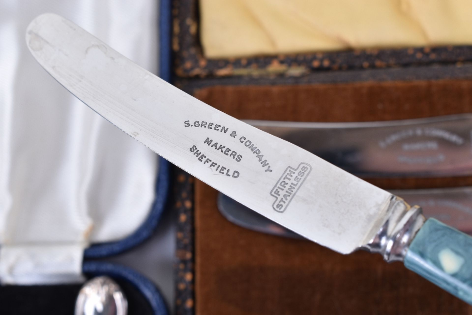 A mixed lot of boxed silver plated flatware, including a set of twelve Apostle spoons with tong, (5) - Image 8 of 10