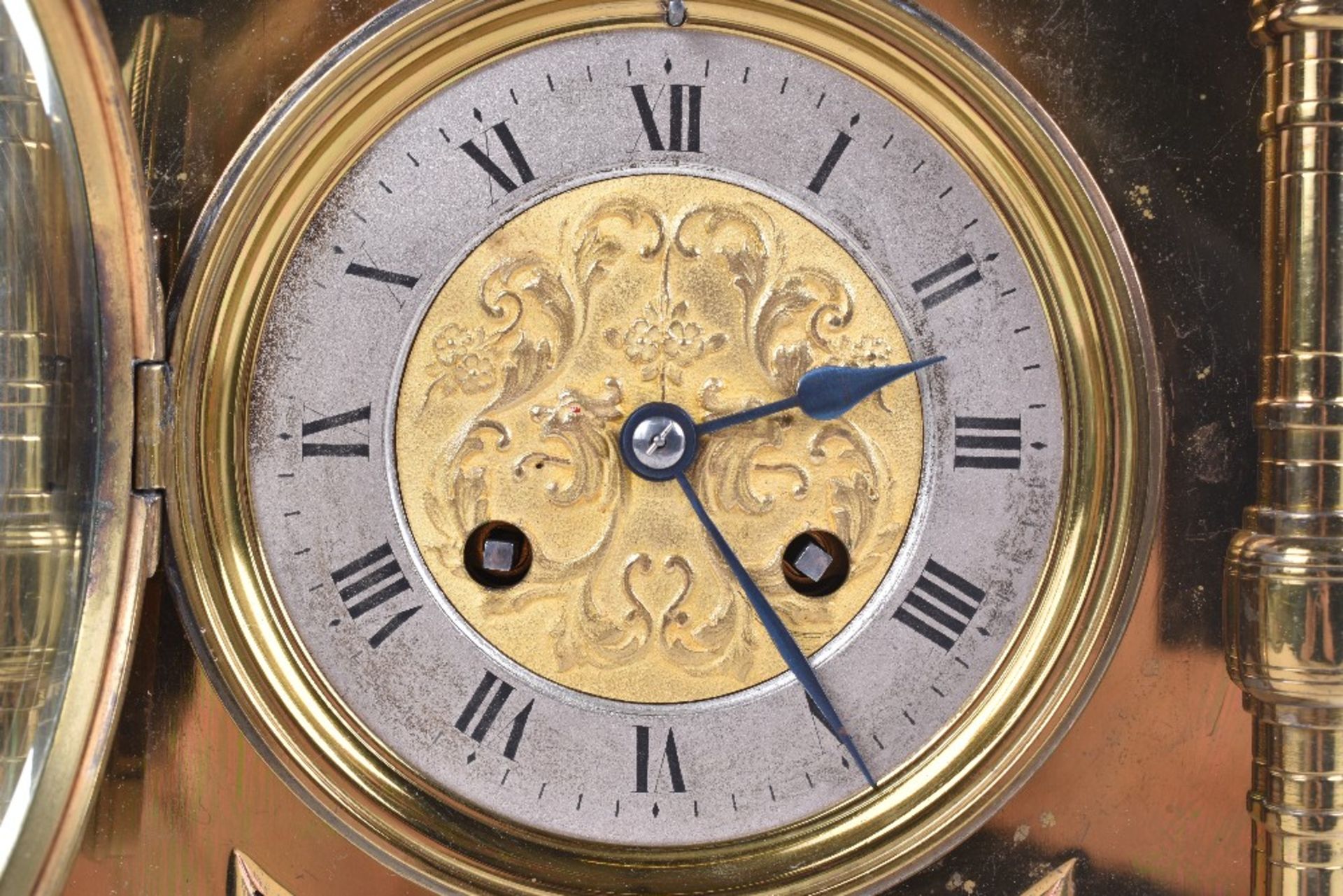 A late 19th century brass mantle clock - Image 2 of 6