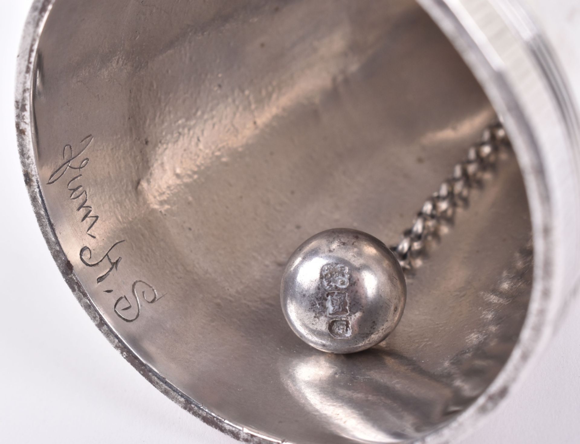 An Edward VII cast silver table bell, London 1907 - Image 5 of 6