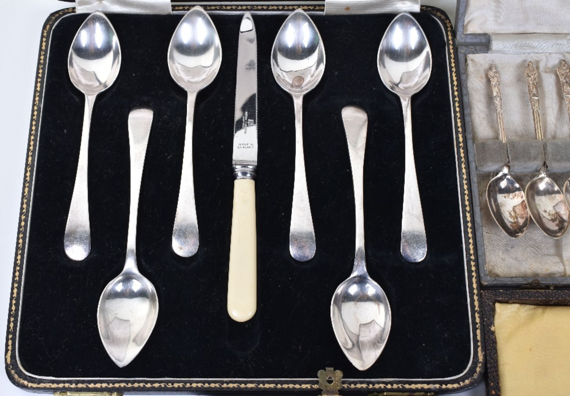 A mixed lot of boxed silver plated flatware, including a set of twelve Apostle spoons with tong, (5) - Image 6 of 10