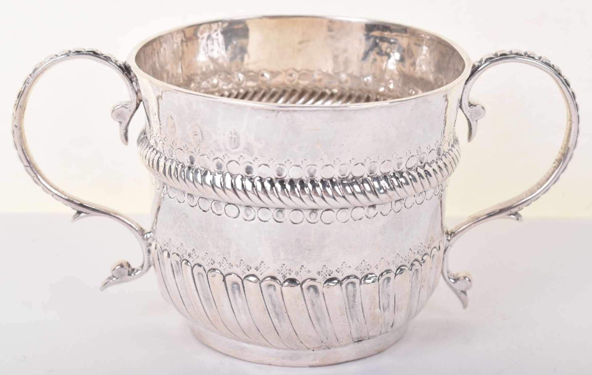 A Queen Anne silver porringer, John Gibbons, London 1701 - Image 2 of 7