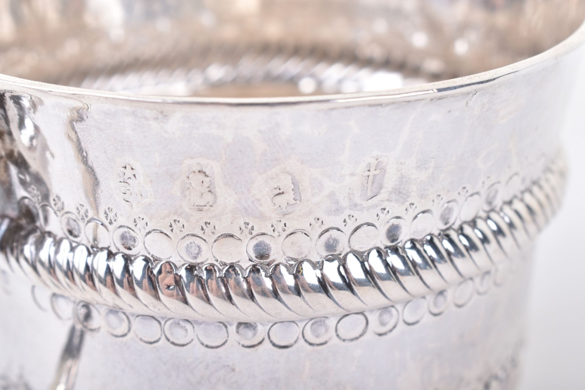 A Queen Anne silver porringer, John Gibbons, London 1701 - Image 7 of 7