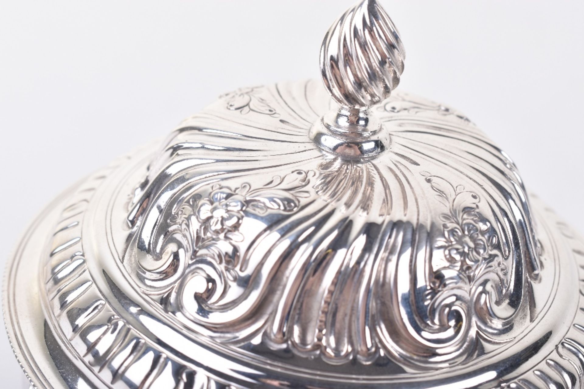 A George III silver sugar bowl and lid, William Plummer, London 1760 - Image 4 of 7