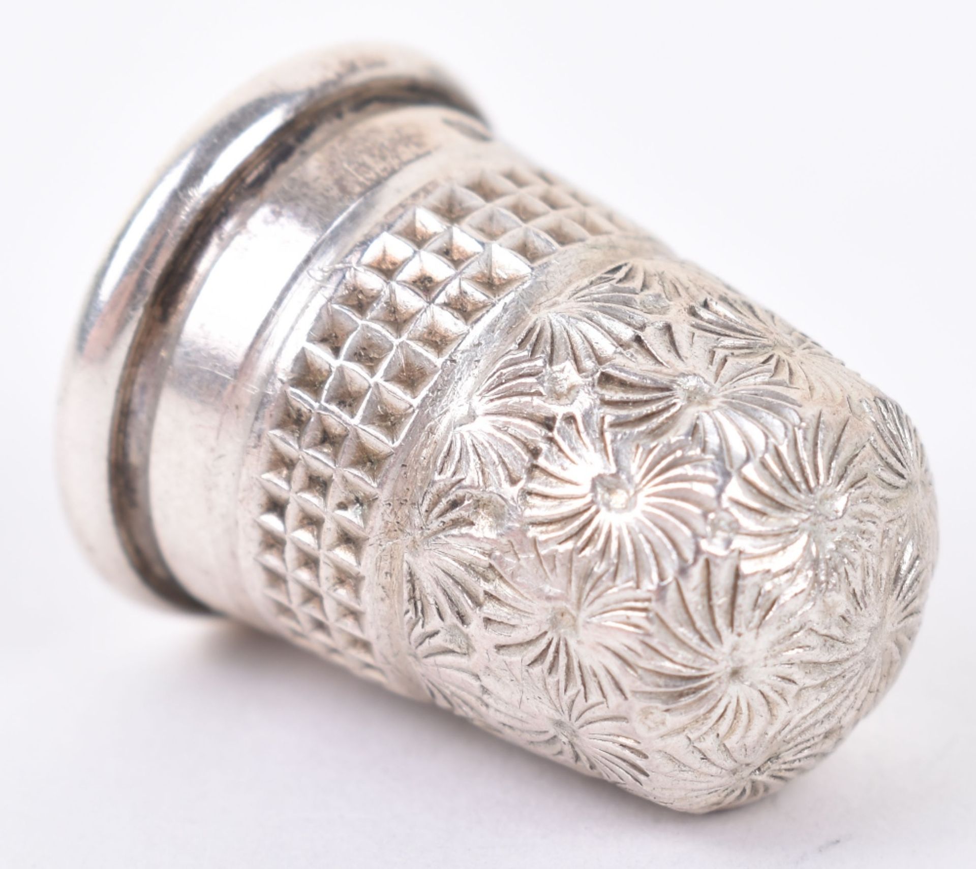 An Edward VII silver thimble - Image 5 of 6