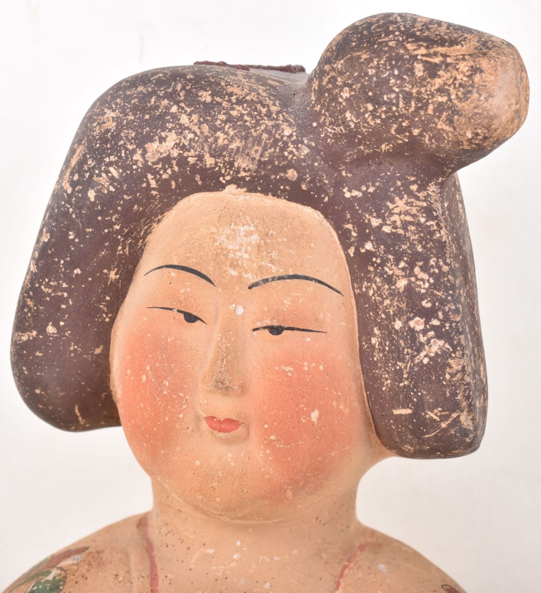 A Chinese Tang dynasty painted pottery figure of a court lady - Image 3 of 9