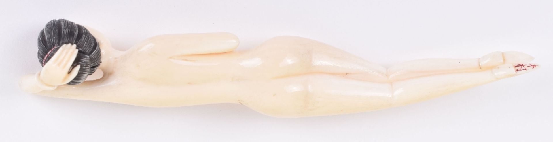 ^An 18th century Japanese carved ivory Doctor’s Lady - Image 3 of 6