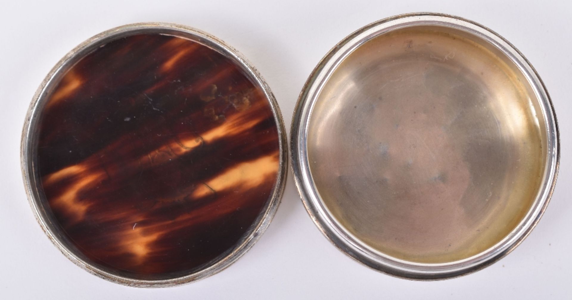 ^An early Victorian tortoiseshell and silver inlay pill box - Image 6 of 6