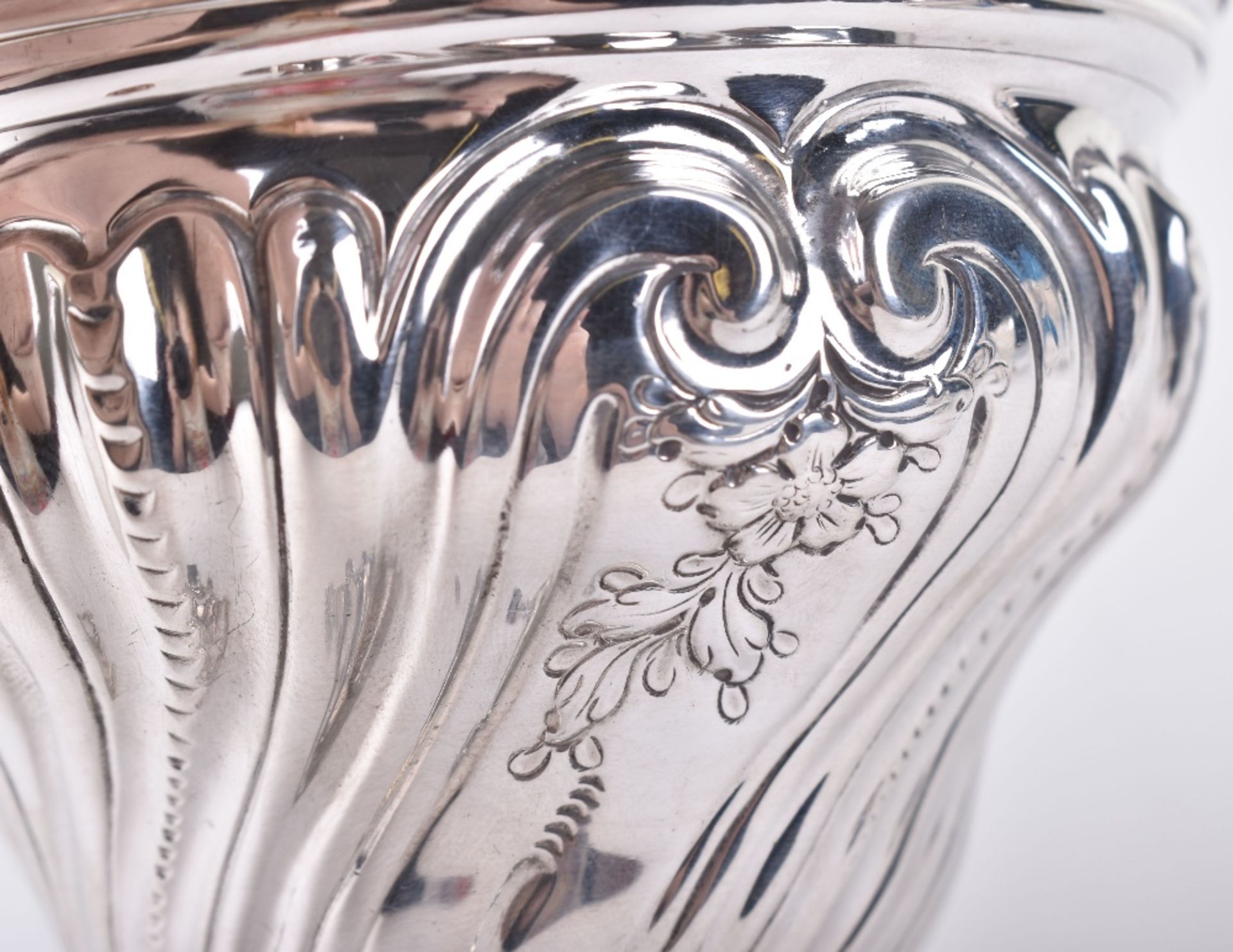 A George III silver sugar bowl and lid, William Plummer, London 1760 - Image 5 of 7