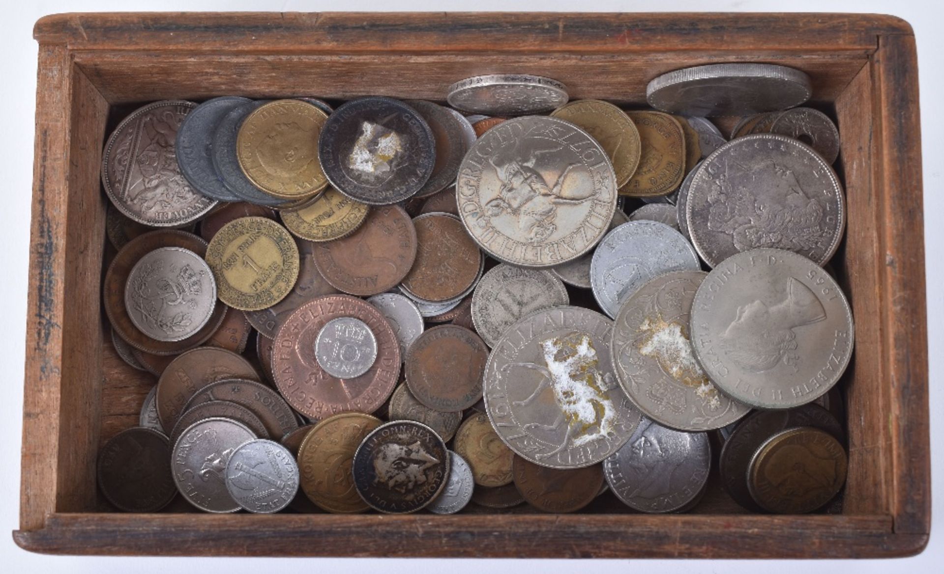 A mixed lot of British and world coins, including a silver dollar 1921, some decimal sets (qty) - Image 4 of 4