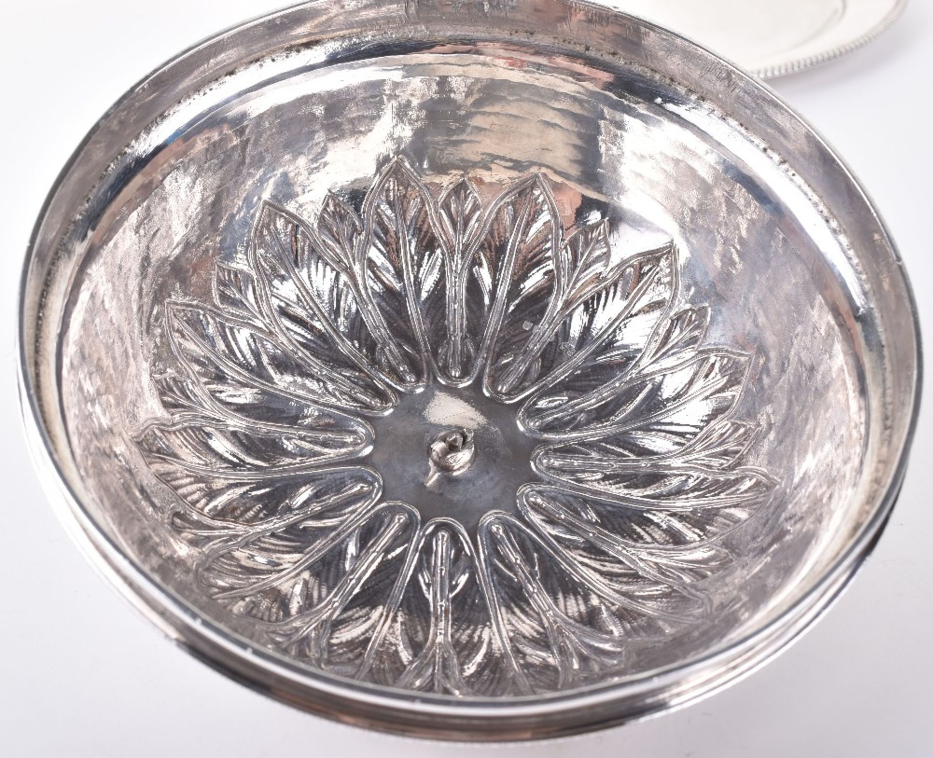 A George III silver muffin dish and cover, Paul Storr, London 1796 - Image 5 of 9