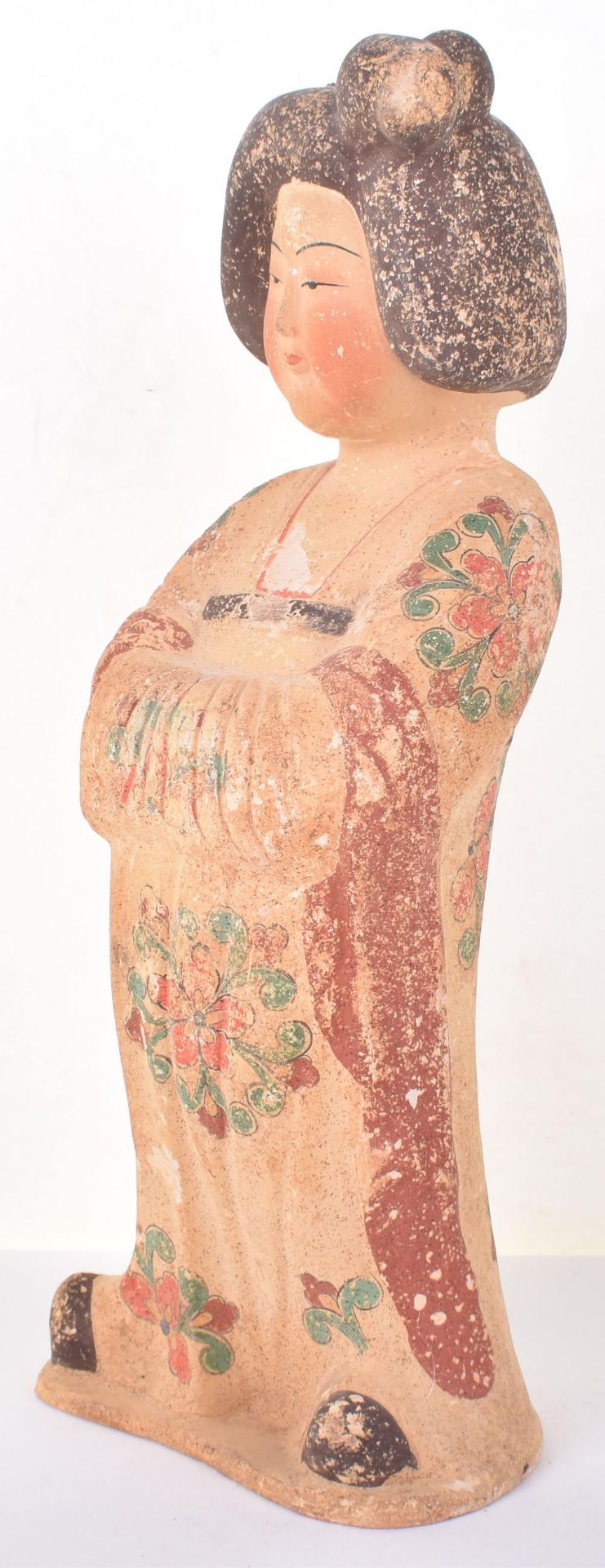 A Chinese Tang dynasty painted pottery figure of a court lady - Image 6 of 9