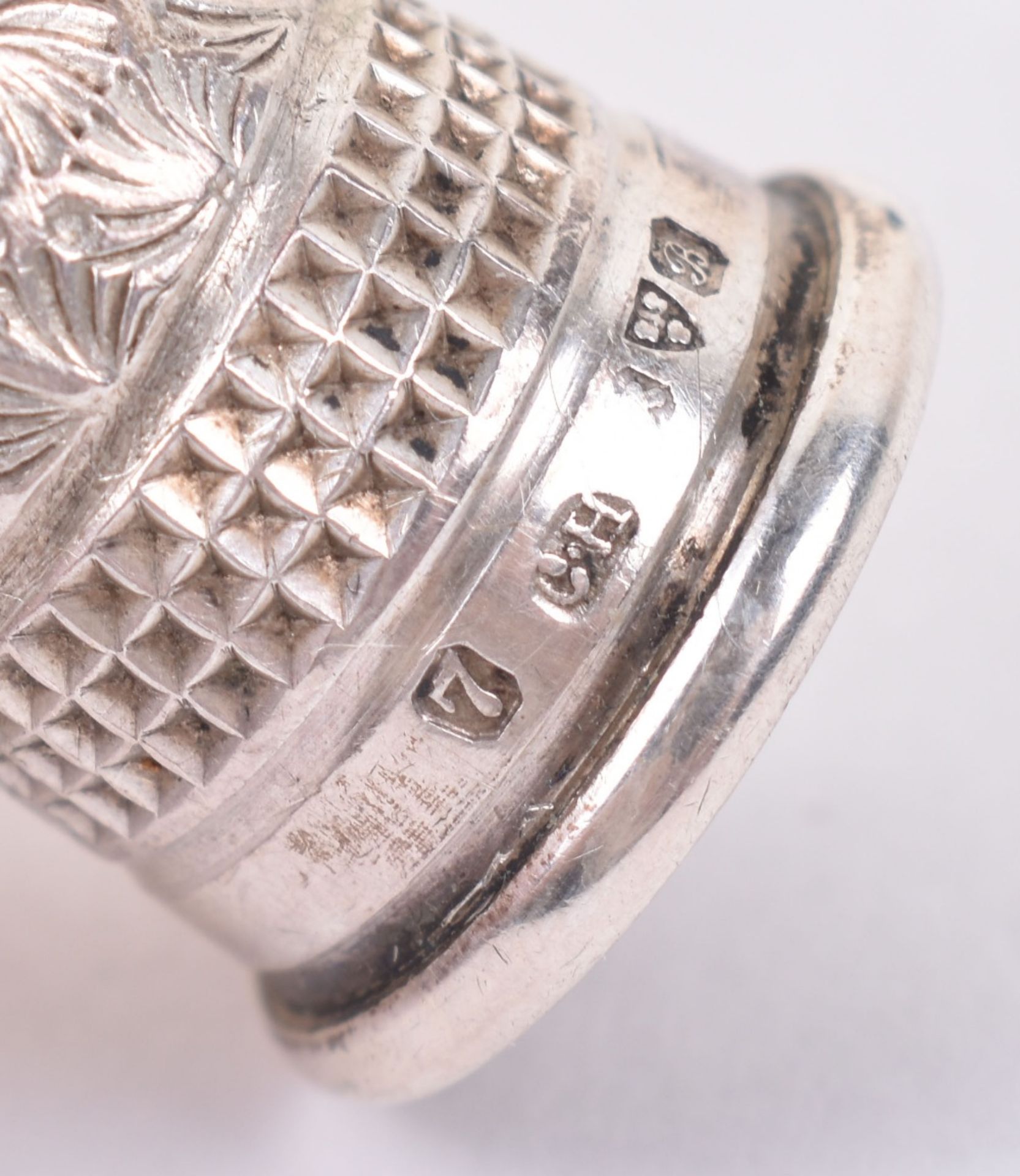 An Edward VII silver thimble - Image 6 of 6