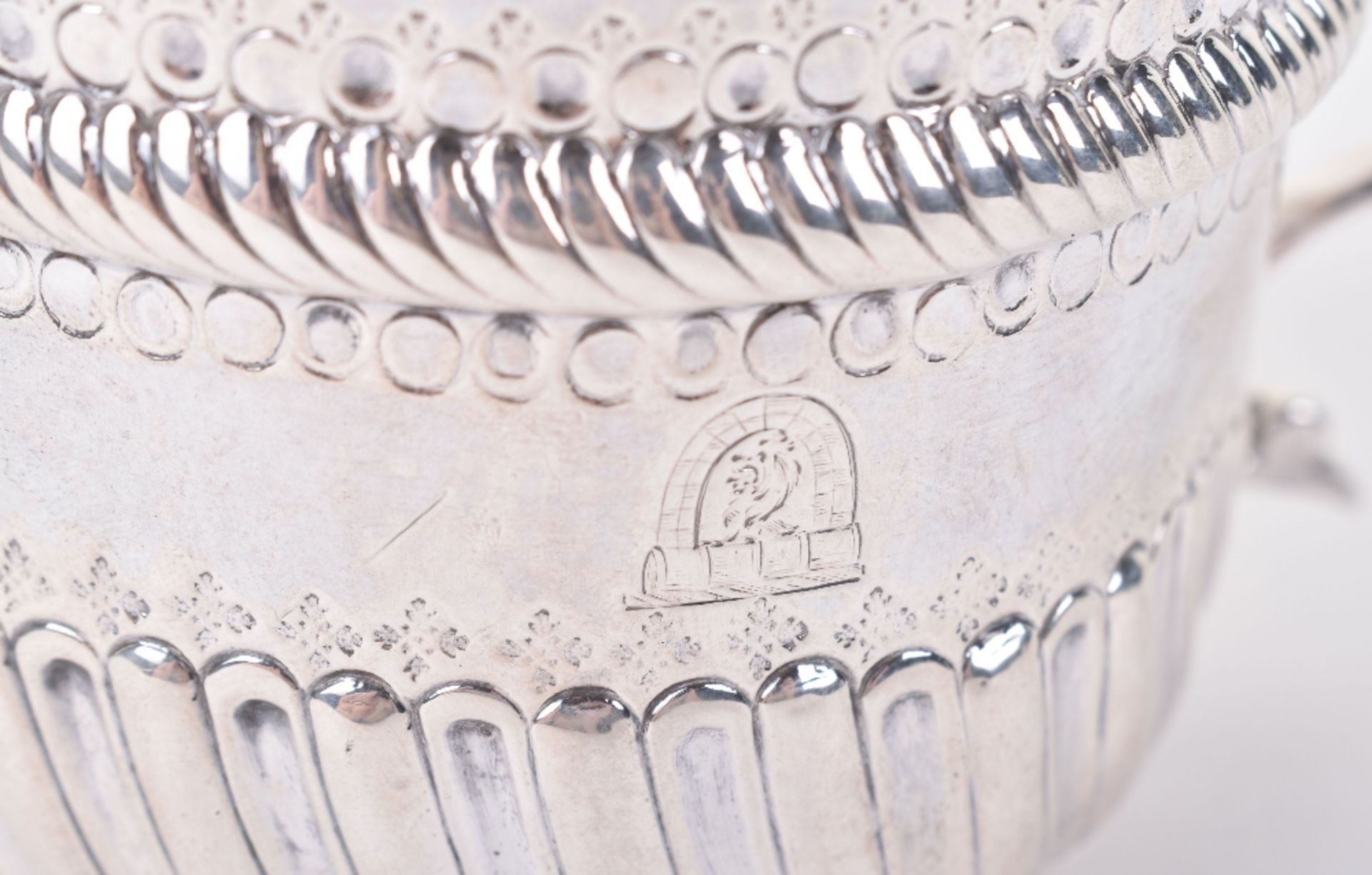 A Queen Anne silver porringer, John Gibbons, London 1701 - Image 5 of 7