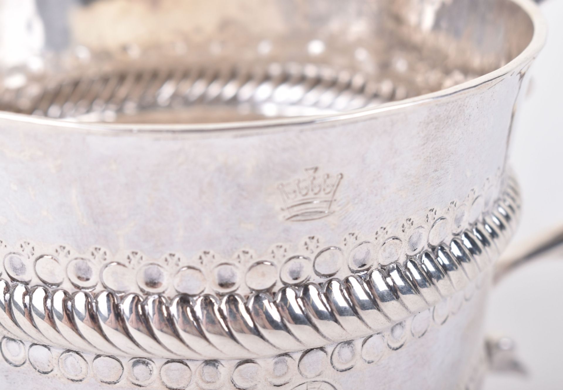 A Queen Anne silver porringer, John Gibbons, London 1701 - Image 4 of 7