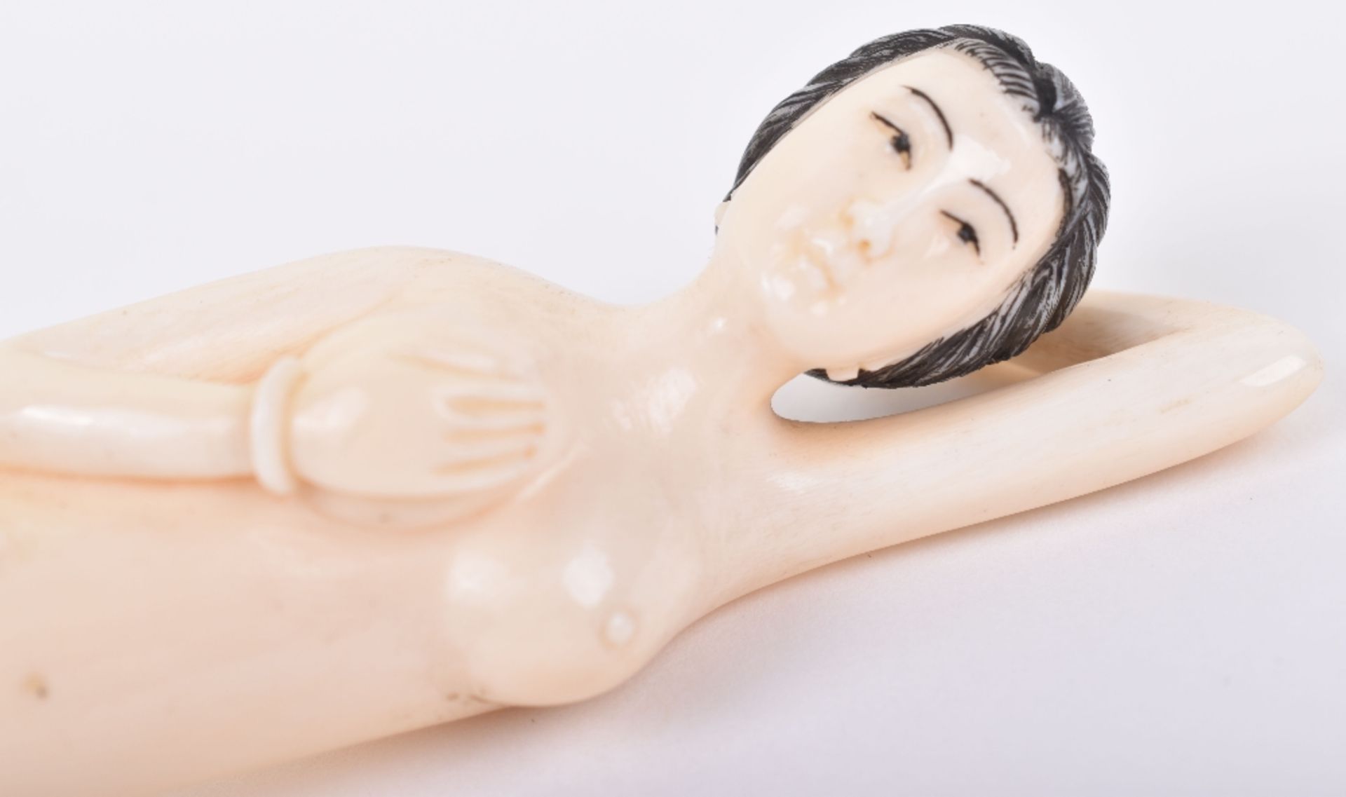^An 18th century Japanese carved ivory Doctor’s Lady - Image 5 of 6