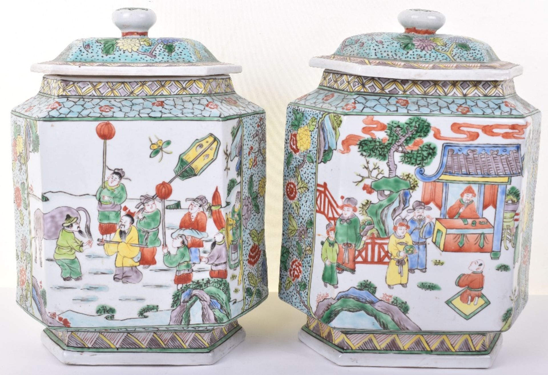 A pair of 19th century Chinese famille verte lidded vases - Image 5 of 8