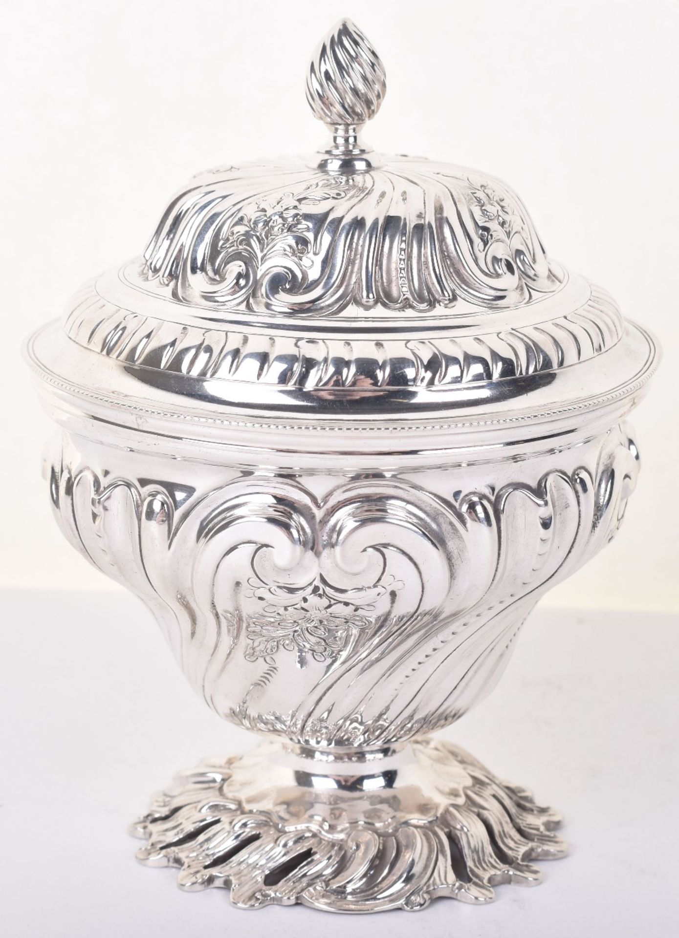 A George III silver sugar bowl and lid, William Plummer, London 1760 - Image 2 of 7