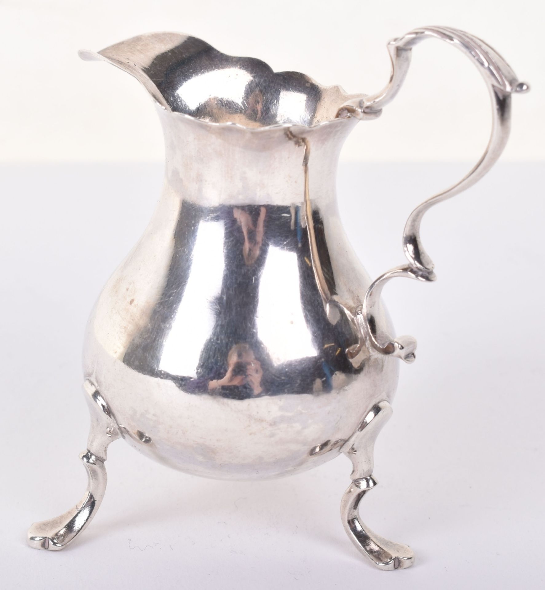 An early George III small silver cream jug, by William Brind, London 1760 - Image 2 of 6