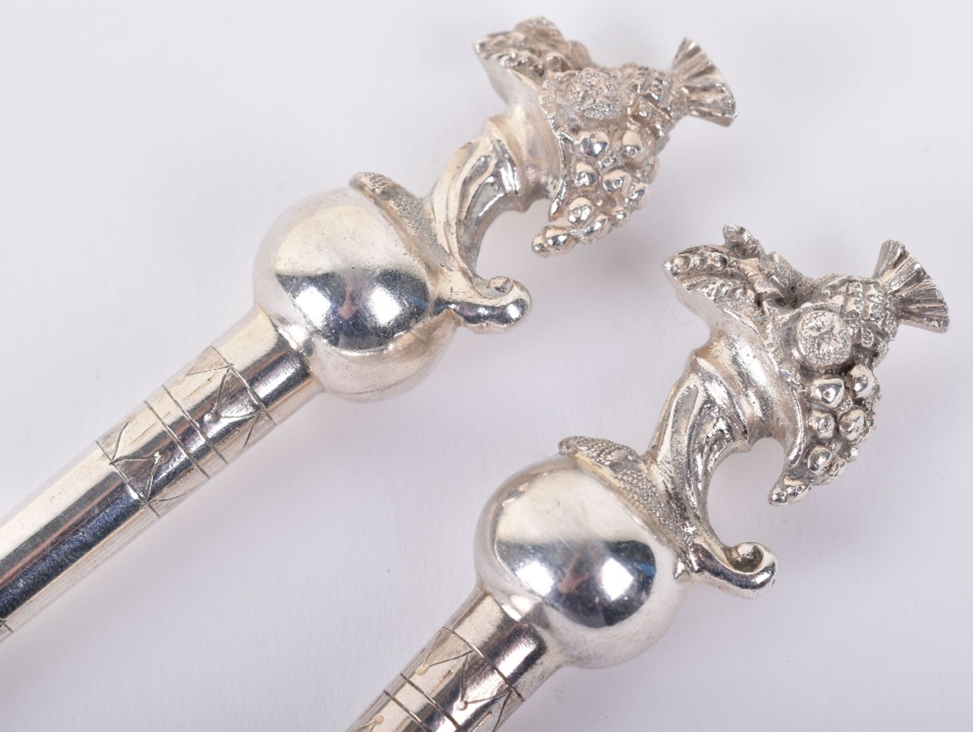 A fine and rare pair of Victorian silver salad spoons, by Wilson & Davis, London 1879 - Image 4 of 7