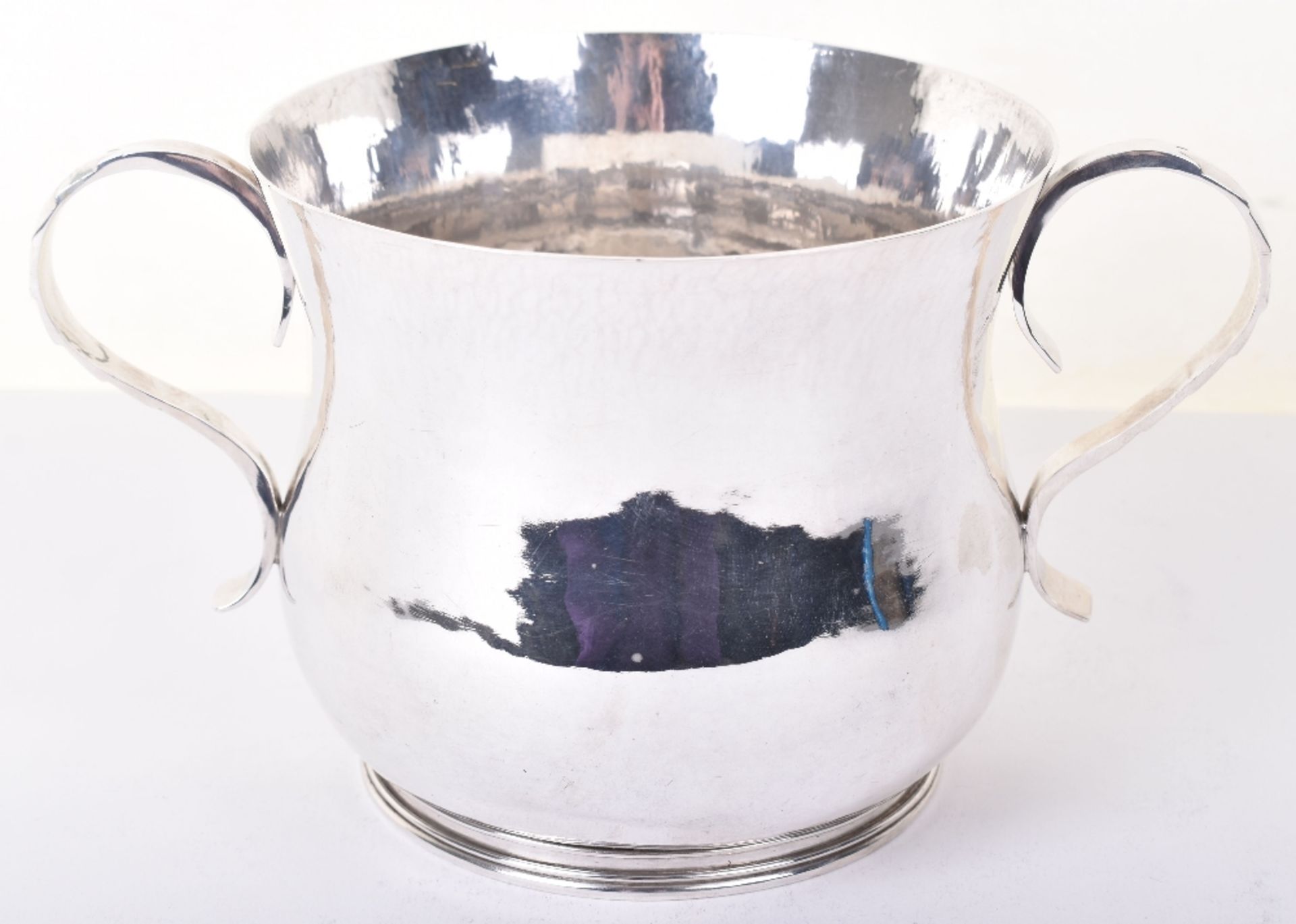 A mid 20th century hammered silver porringer, marked ANS, London 1951 - Image 2 of 6