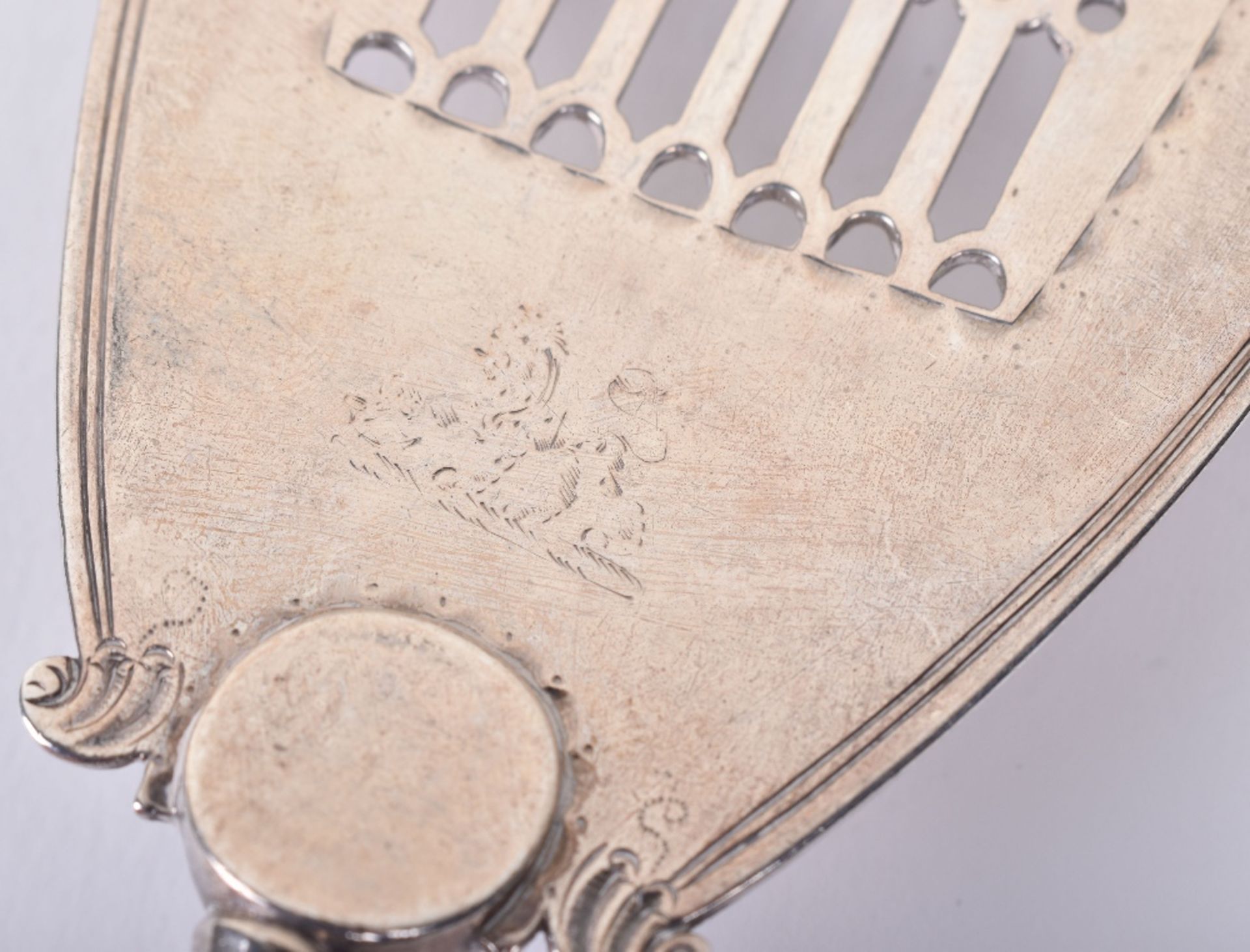 A George III silver serving slicer, by William Plummer, London 1787 - Image 2 of 5