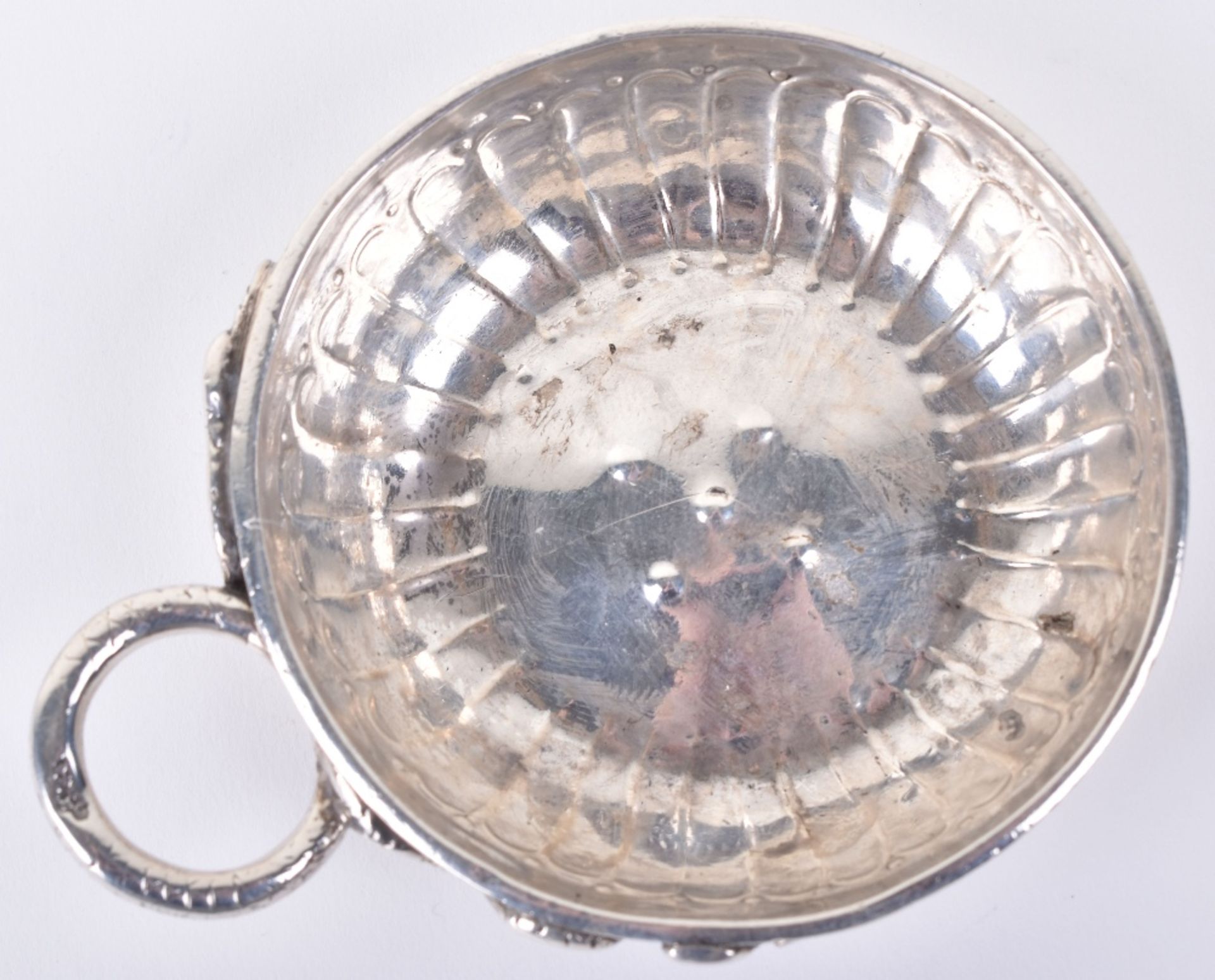 An 18th century French silver wine taster - Image 8 of 9