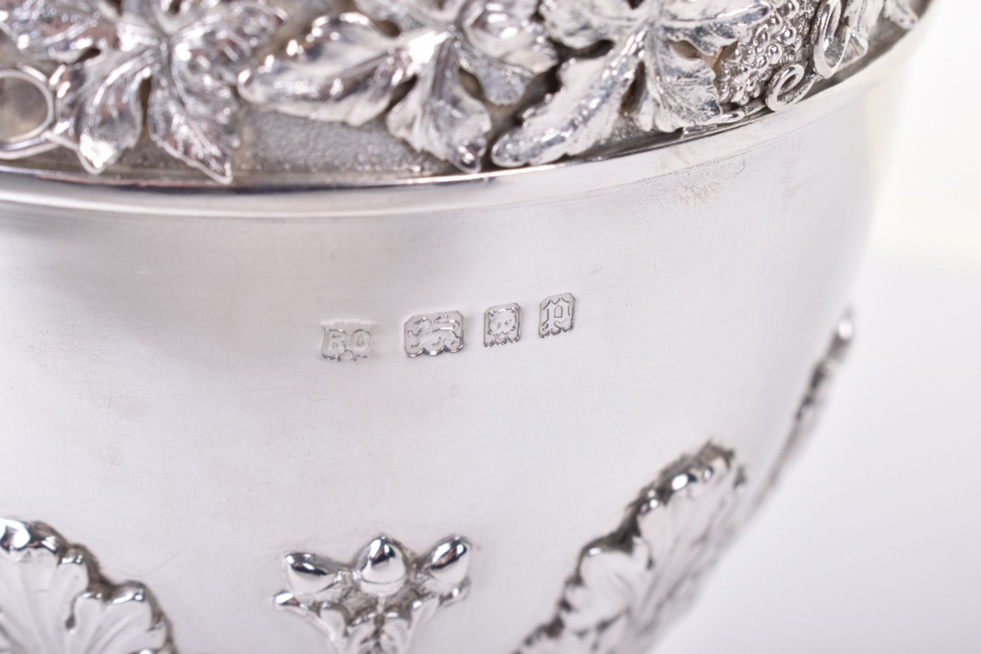 An early 20th century large silver goblet, by William Comyns & Sons, London 1930 - Image 2 of 7