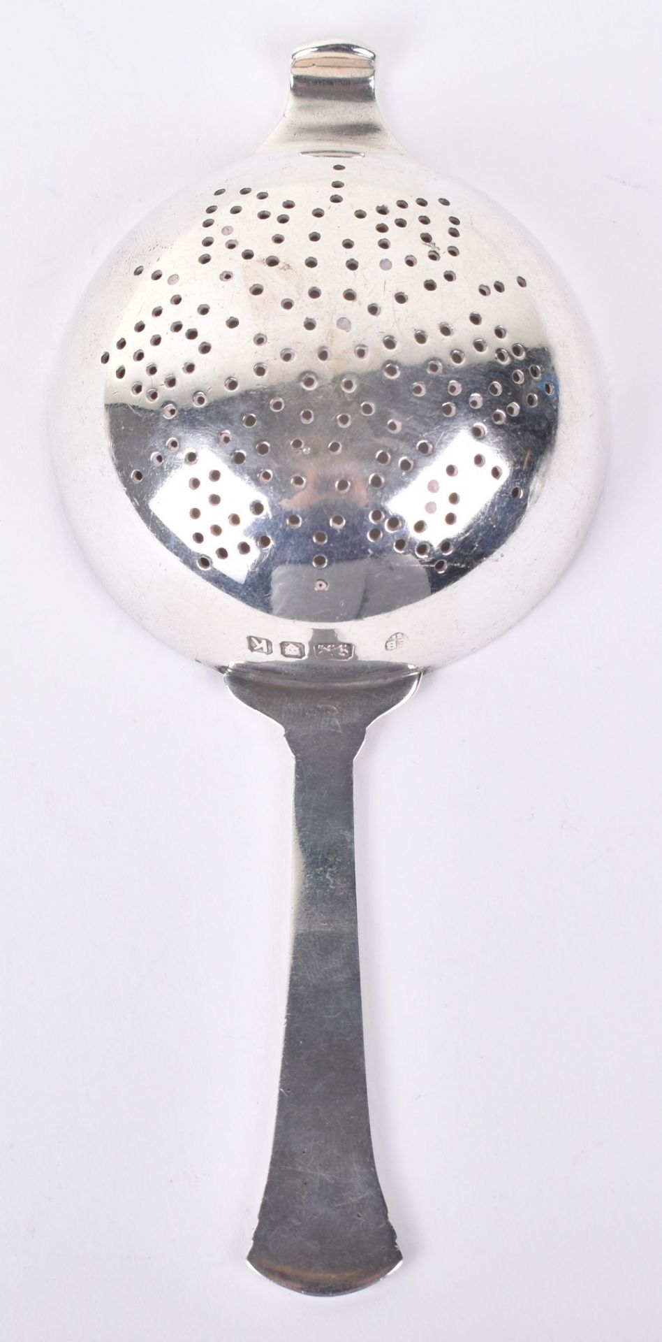 An Art Deco silver tea strainer, by Edward Barnard & Sons, London 1945 - Image 2 of 5