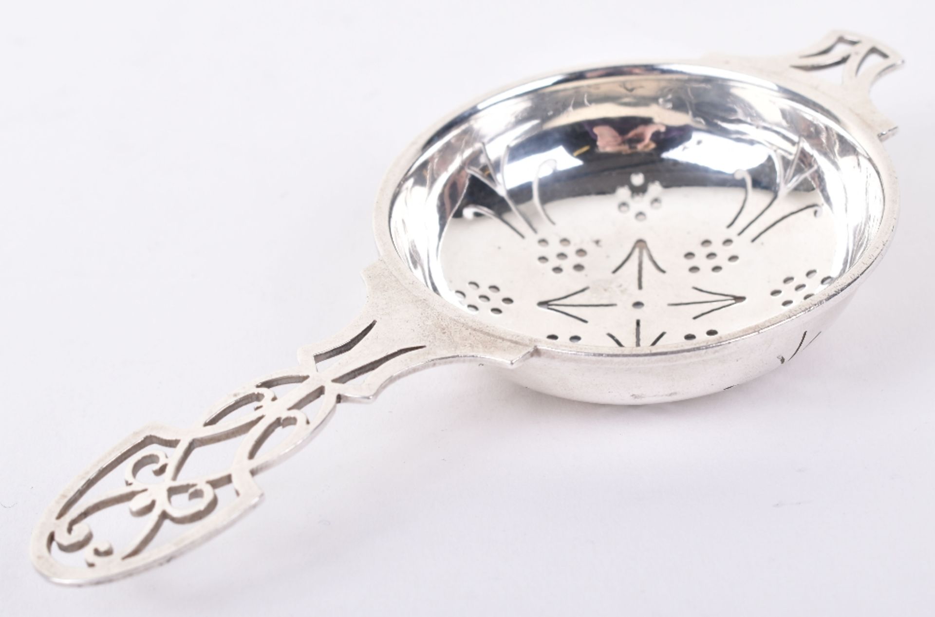 A mid 20th century silver tea strainer, by Mappin & Webb Ltd, London 1944 - Image 3 of 5