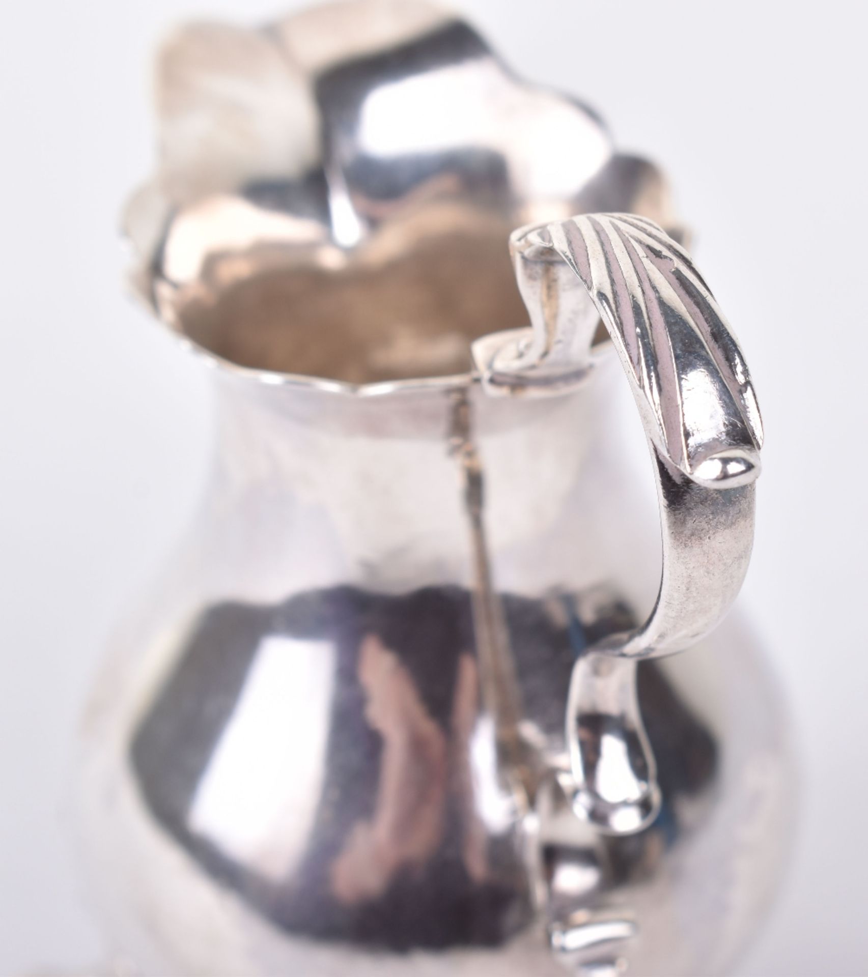 An early George III small silver cream jug, by William Brind, London 1760 - Image 3 of 6