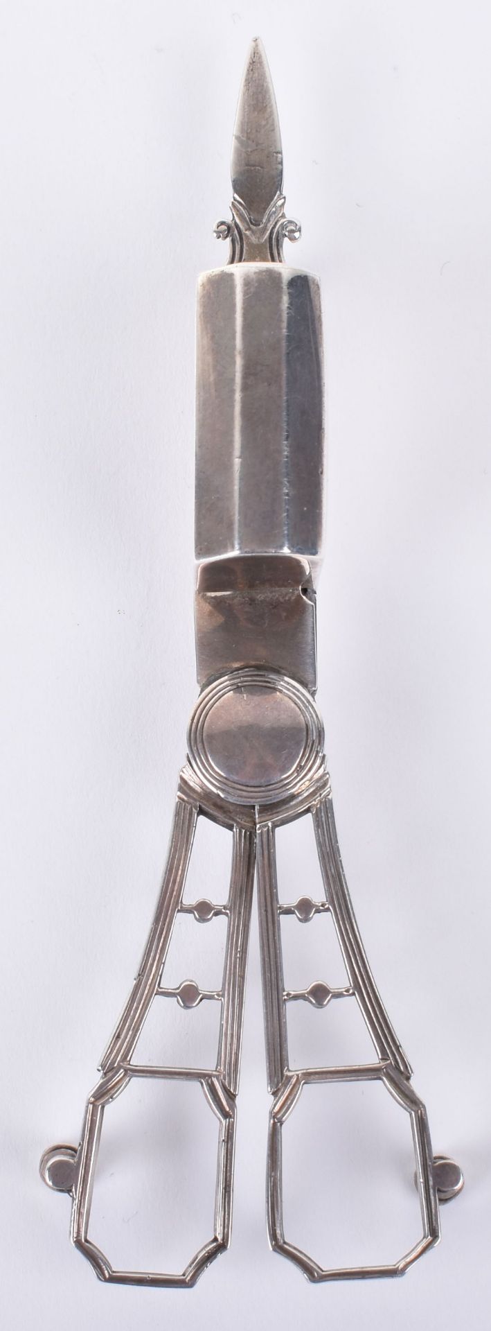 A George III silver snuffer, by Wilkes Booth, London 1806 - Image 3 of 6