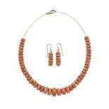 Necklace and earrings in yellow gold and salmon pink coral