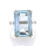 Ring in white gold and aquamarine