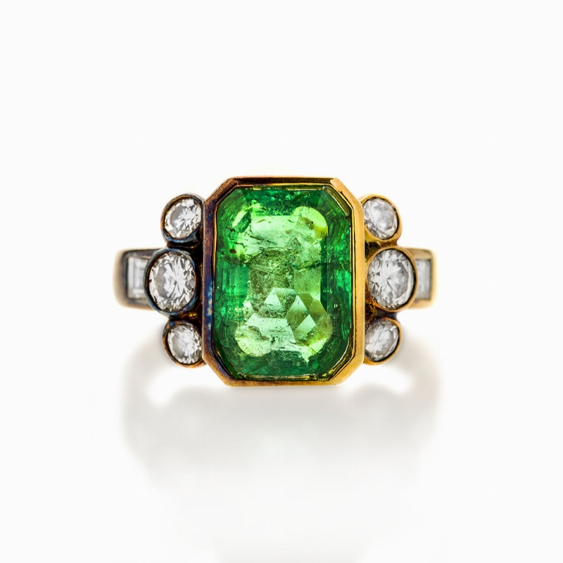 Ring in yellow gold, diamonds and emeralds