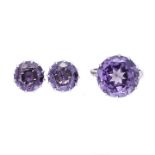 Pair of earrings and ring in white gold and synthetic alexandrite