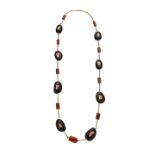 Long necklace in yellow gold and red coral