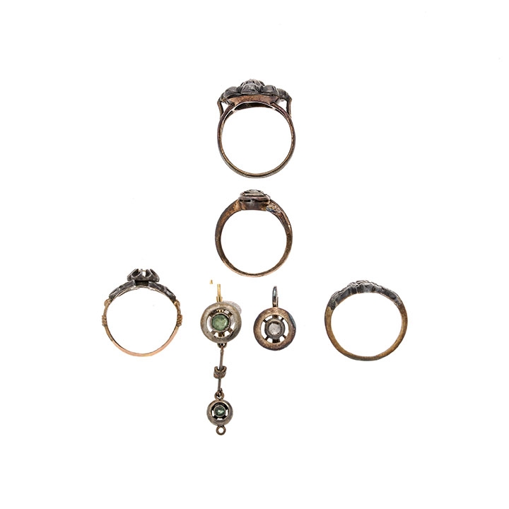 Lot of four rings and a pair of low-titled gold earrings, silver, diamond roses and stones - Image 2 of 2