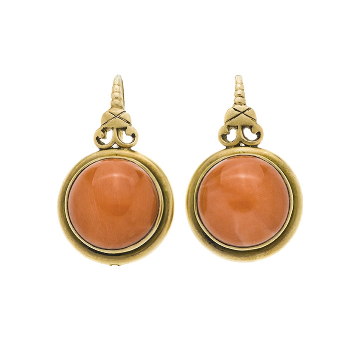 Pair of dangling earrings in yellow gold and pink coral