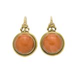 Pair of dangling earrings in yellow gold and pink coral