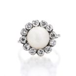 Daisy ring in white gold, diamonds and pearl
